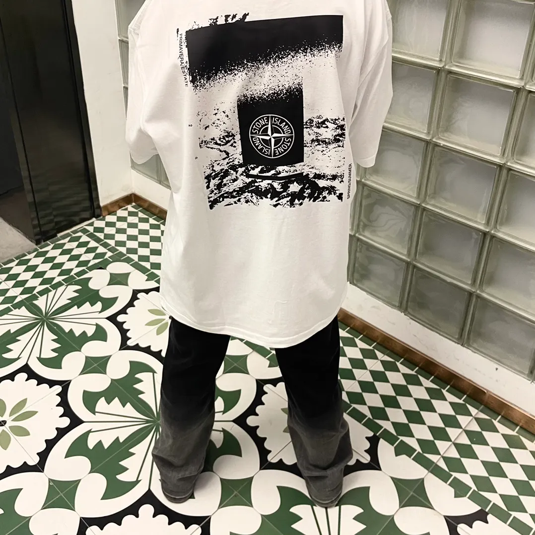 W613#P110💰 [Stone lsland/Stone Island summer new short-sleeved T-shirt with stone ruins print on the back] ⚠️[Original creation, high control of details] Made of 260g combed cotton 32-count double yarn - Simple and basic versatile style, original quality, the first choice for couples. - Made in a large factory, four needles and five threads on the shoulder, neatly routed, high quality workmanship. - Same style for men and women, very versatile, one piece for each hand, the details are clearly visible. Color: Black White Size: M L